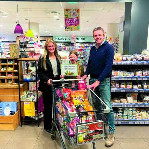 Floor mag 1 minuut gratis winkelen bij Plus Wallerbosch in Geesteren