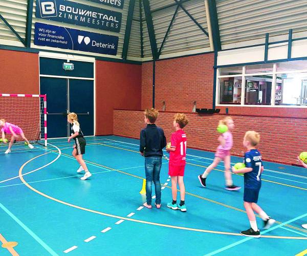 Handbaltrainingen voor kinderen Aloysiusschool in Geesteren