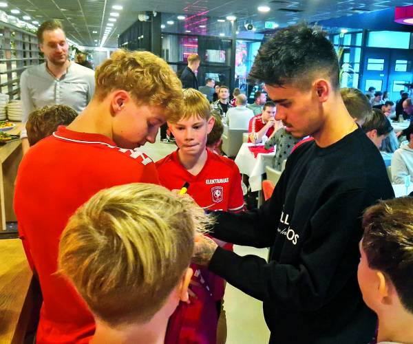 Slachtoffers spandoekramp en selectie FC Twente ontmoeten elkaar tijdens lunch