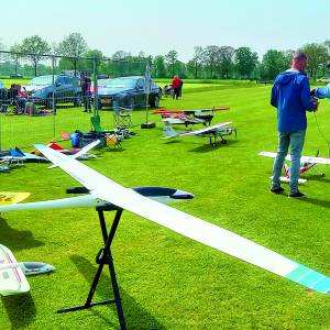 Vliegtuigen, parachutes en heli's vullen het luchtruim tijdens demo-middag Modelvliegclub Ikarus