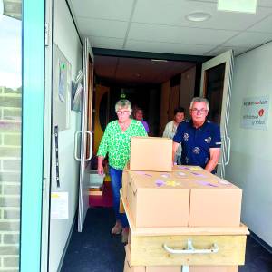 Vrijwilligers Verjaardagsbox bezorgen zomerse glimlach bij kinderen in armoede