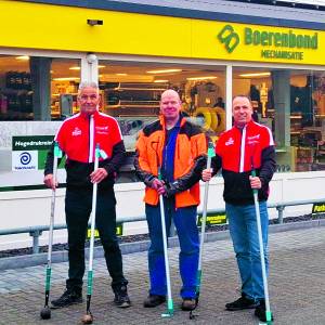 Boerenbond Geesteren voorziet K.V. Niej Haarbig van nieuwe klotenharken