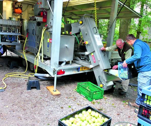 Meer dan zesduizend kilo appels en peren van particulieren tot sap geperst  tijdens de fruitpersdag van Landschap Overijssel in Mander