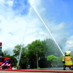 Water-ereteken bij brandweer Tubbergen tijdens nationale herdenking