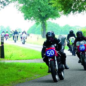 Coureurs en publiek genieten van achtste TT Motor Demo Albergen