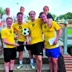 De Toffe Nozems pakken opnieuw titel op tiende Voetvolleytoernooi