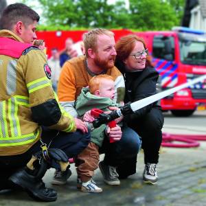 Jong en oud neemt kijkje in wereld van brandweer tijdens open dag