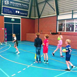 Handbaltrainingen voor kinderen Aloysiusschool in Geesteren