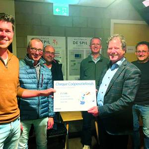 Cheque van € 7.500 van Rabobank voor bouw van school in Fleringen