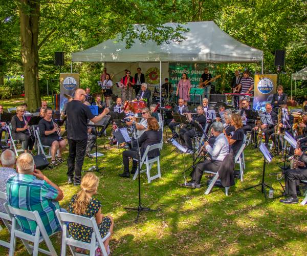 Campingconcert Harmonieorkest Vision en Je Bent Wie Je Band