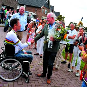 Huldiging wereldkampioen handbike Mark Mekenkamp in Saasveld