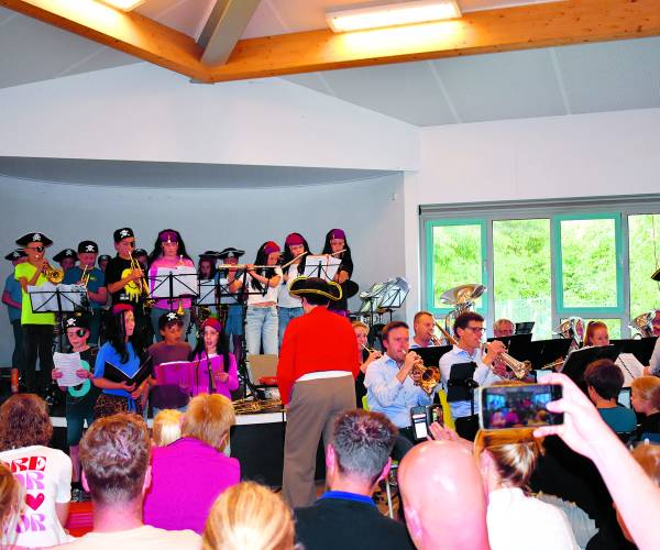 Kinderen Kadoes geven een piratenconcert