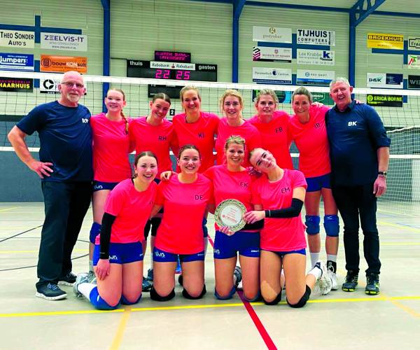 Volleybalsters uit  Albergen van Klumpers VVA Dames 1 veroveren het kampioenschap