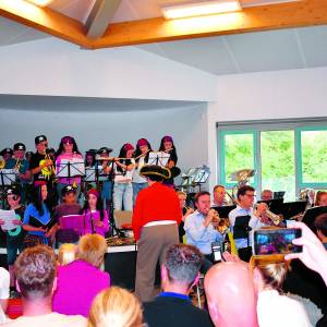 Kinderen Kadoes geven een piratenconcert