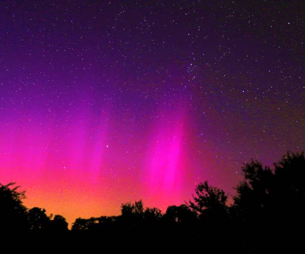 Noorderlicht kleurt hemel in Langeveen