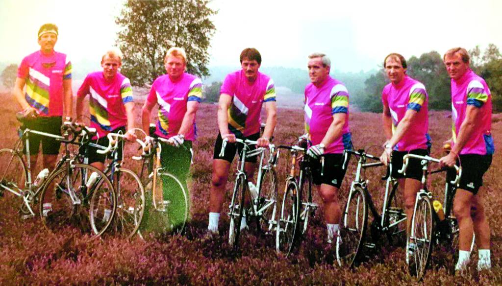 V.l.n.r: Jos Bolscher, Jan Haarhuis, Frans Dijkers, Ben Demmer, Ab Groothuis, Theo Lansink en Gerard Rikhof. De kleding is van de toenmalige amateurploeg van de Rabobank.