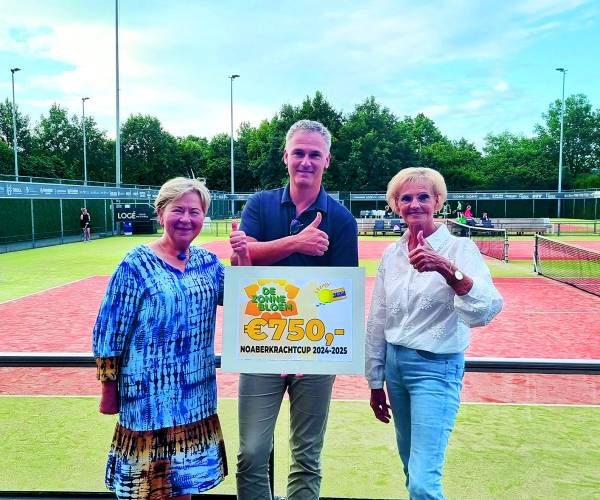 Regionale tenniscompetitie Noaberkrachtcup deelt cheque uit aan De Zonnebloem