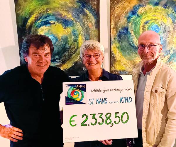Cheque van € 2.338,50 voor de stichting Kans voor een Kind